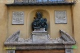 Gedenken in Stein: Das Epitaph über der Kirchentür ehrt Stifter Jakob Fugger und Markus den Evangelisten.