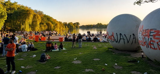 Am 1. Mai feiern tausende Menschen rund um die Aaseekugeln am Aasee in Münster bei überwiegend friedlicher Stimmung.