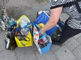 Eine Flaschensammlerin nutzt den Andrang am 1. Mai, um Pfandflaschen einzusammeln.