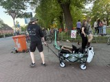 Ein junger Besucher hat sich mit Gepäck und Ausrüstung für die Maifeier am Aasee vorbereitet.
