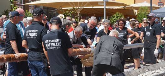 Größter Baumstriezel der Welt beim Siebenbürgentag in Dinkelsbühl