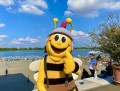 Das Seepark-Maskottchen „Tolbienchen“ Foto: Seepark Zülpich