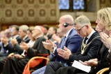 Applaus im Saal, Protest gegen die NATO-Ehrung draußen.